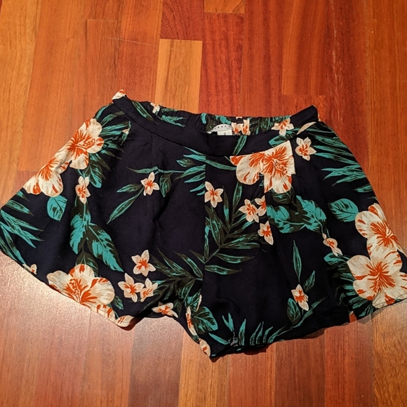 M Boutique - Navy Flower Shorts - Small - Picture 4 of 6